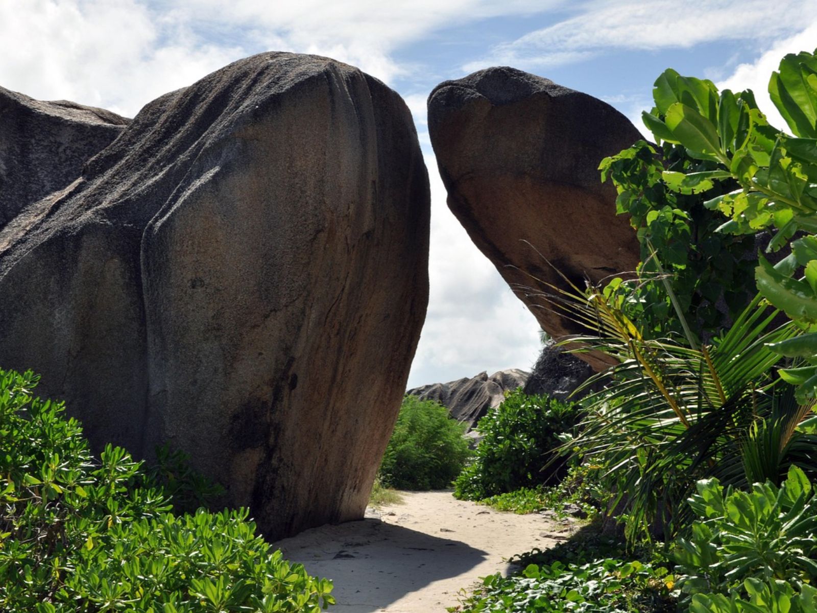 Rondreis Seychellen, excursie van Mahe naar la Digue bikes and beaches, La Digue rotsen