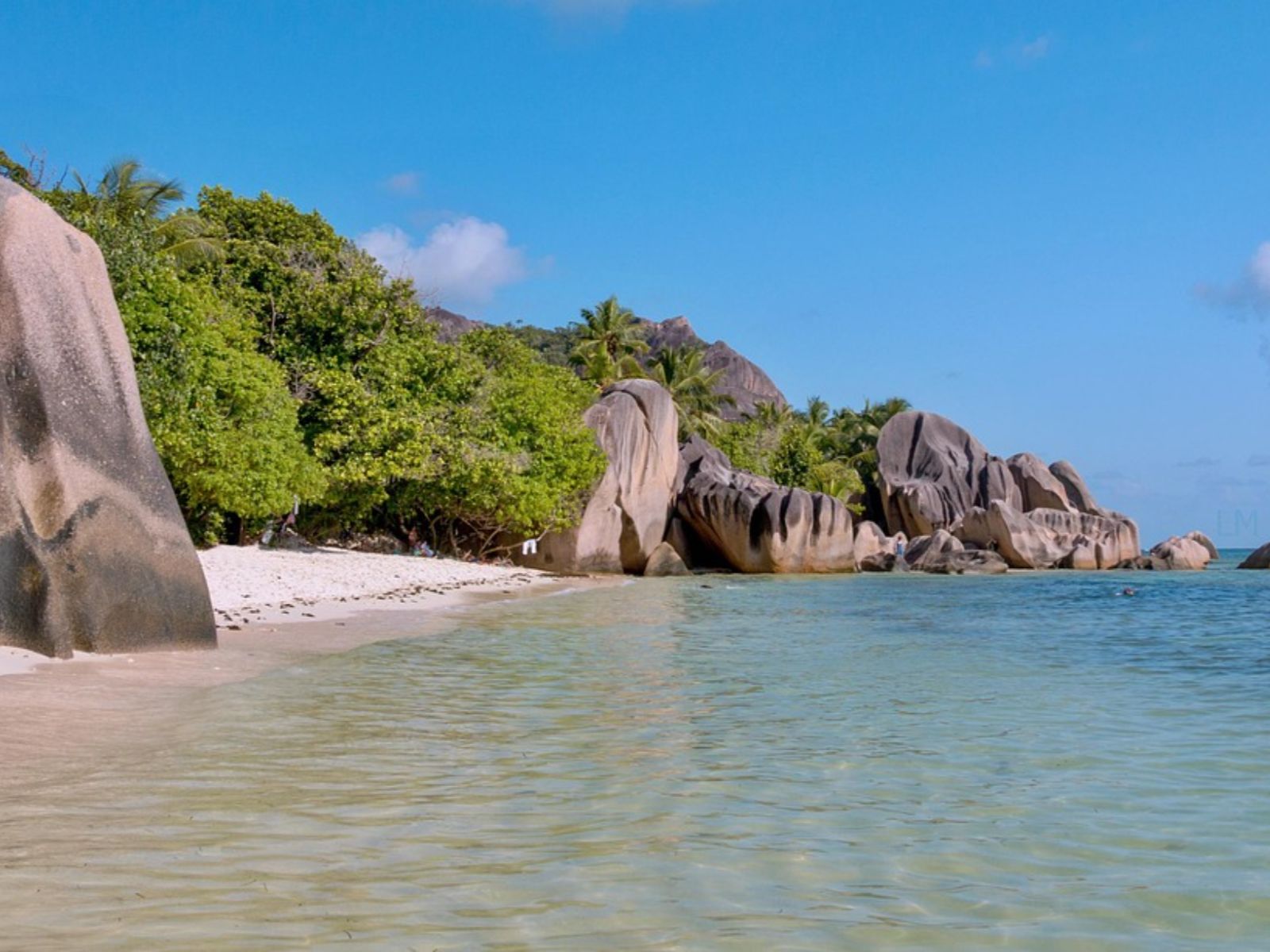 Rondreis Seychellen, excursie van Mahe naar la Digue bikes and beaches, La Digue strand