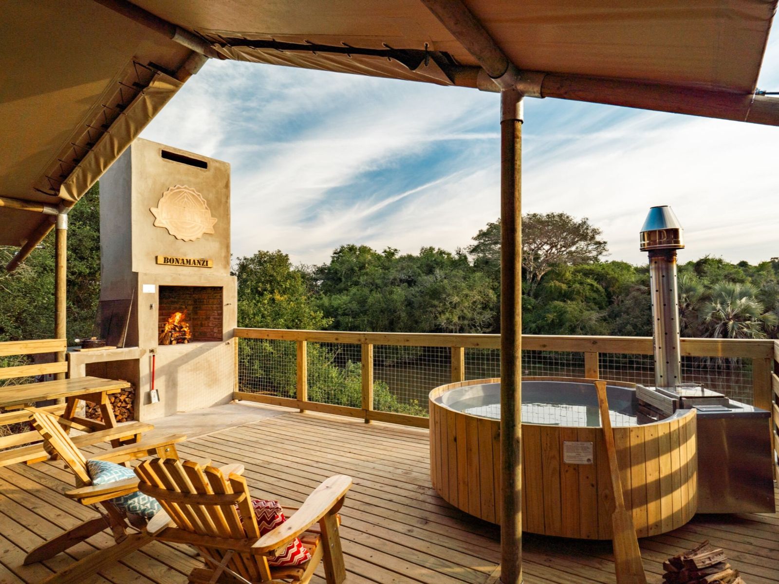 Rondreis Zuid-Afrika, Hluhluwe, Afircamps at Bonamanzi, jacuzzi en open haard