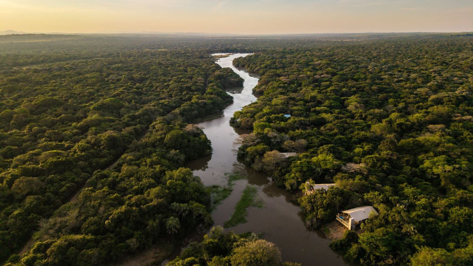 Rondreis Zuid-Afrika, Hluhluwe, Afircamps at Bonamanzi, lodges naast de rivier