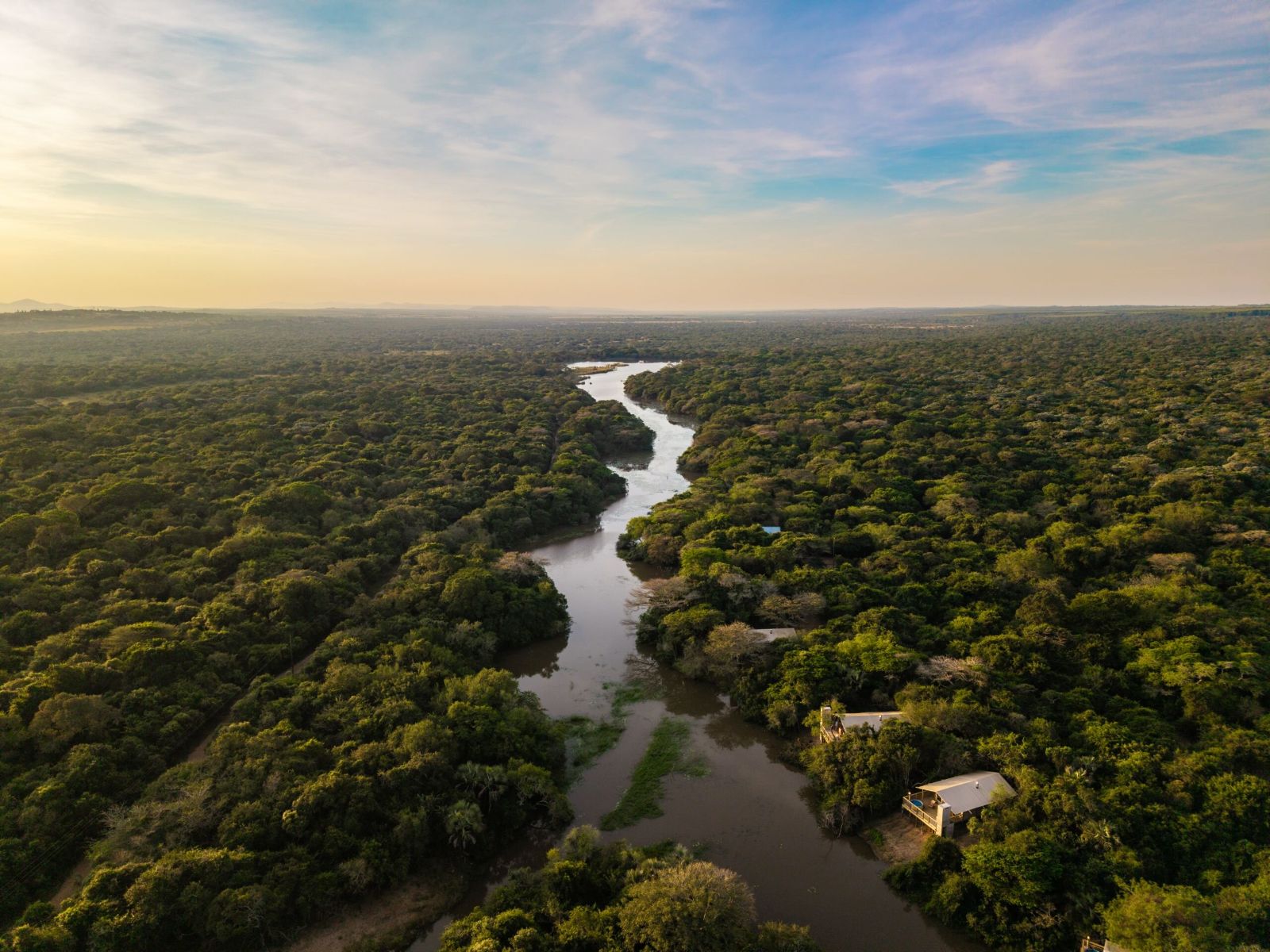 Rondreis Zuid-Afrika, Hluhluwe, Afircamps at Bonamanzi, lodges naast de rivier