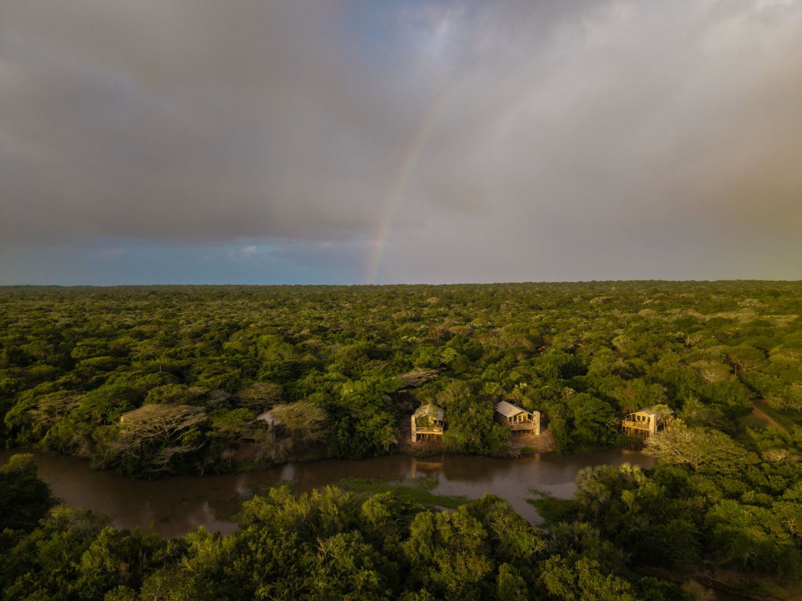 Rondreis Zuid-Afrika, Hluhluwe, Afircamps at Bonamanzi, veraanzicht terrein met lodges