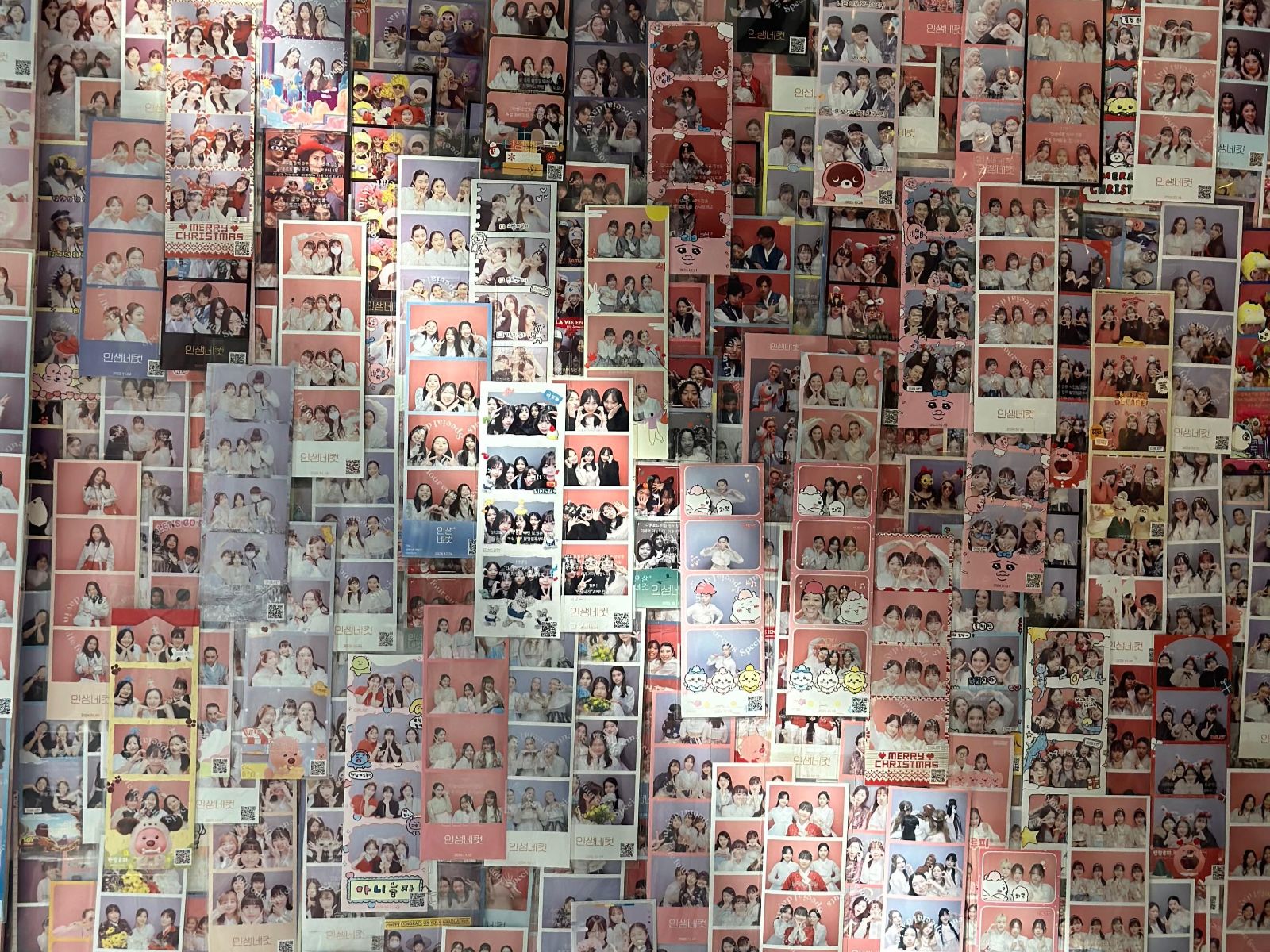 Rondreis Zuid-Korea, Fotobooth muur met vele foto's