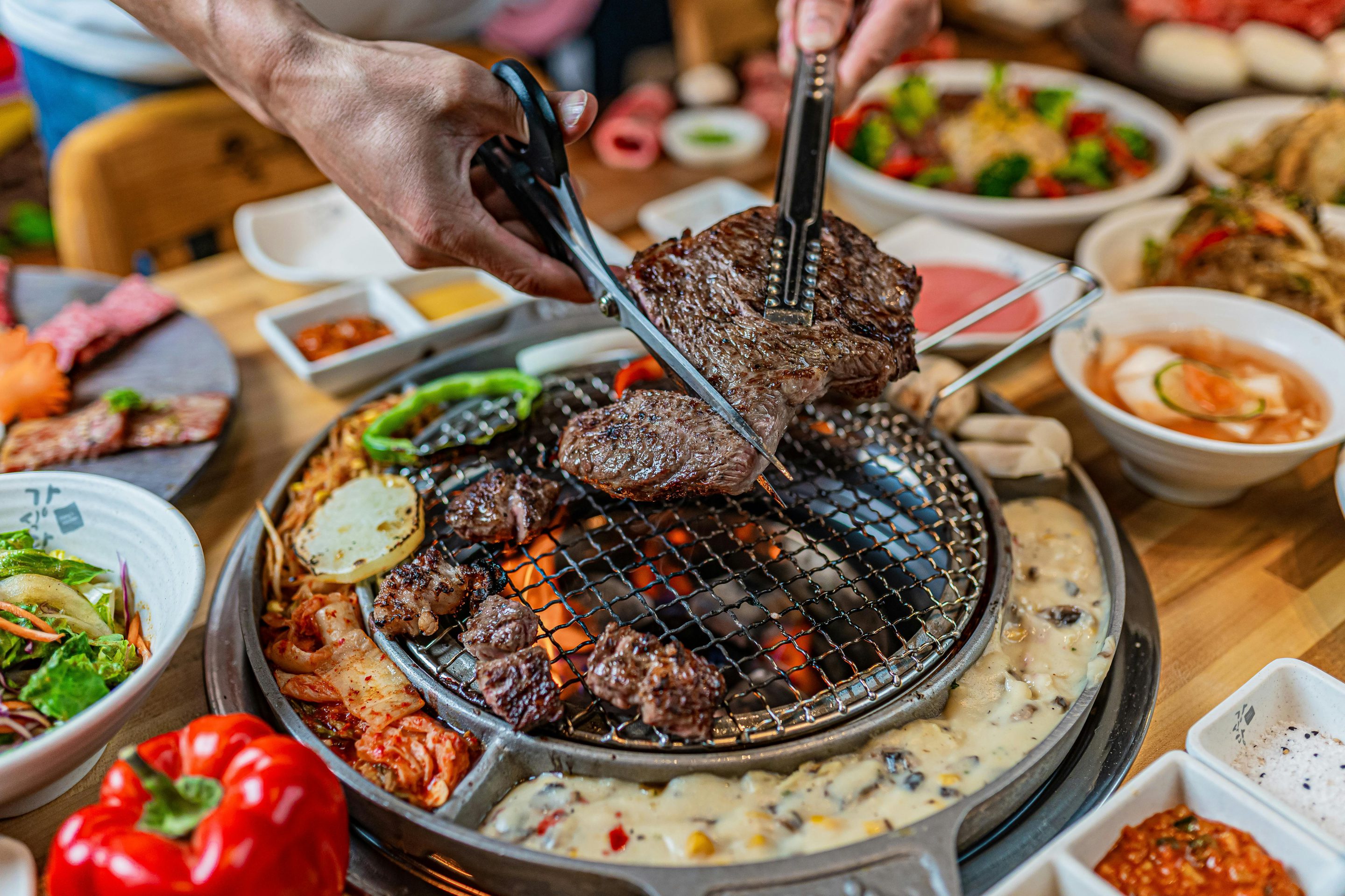 Rondreis Zuid-Korea, Korean BBQ vlees knippen
