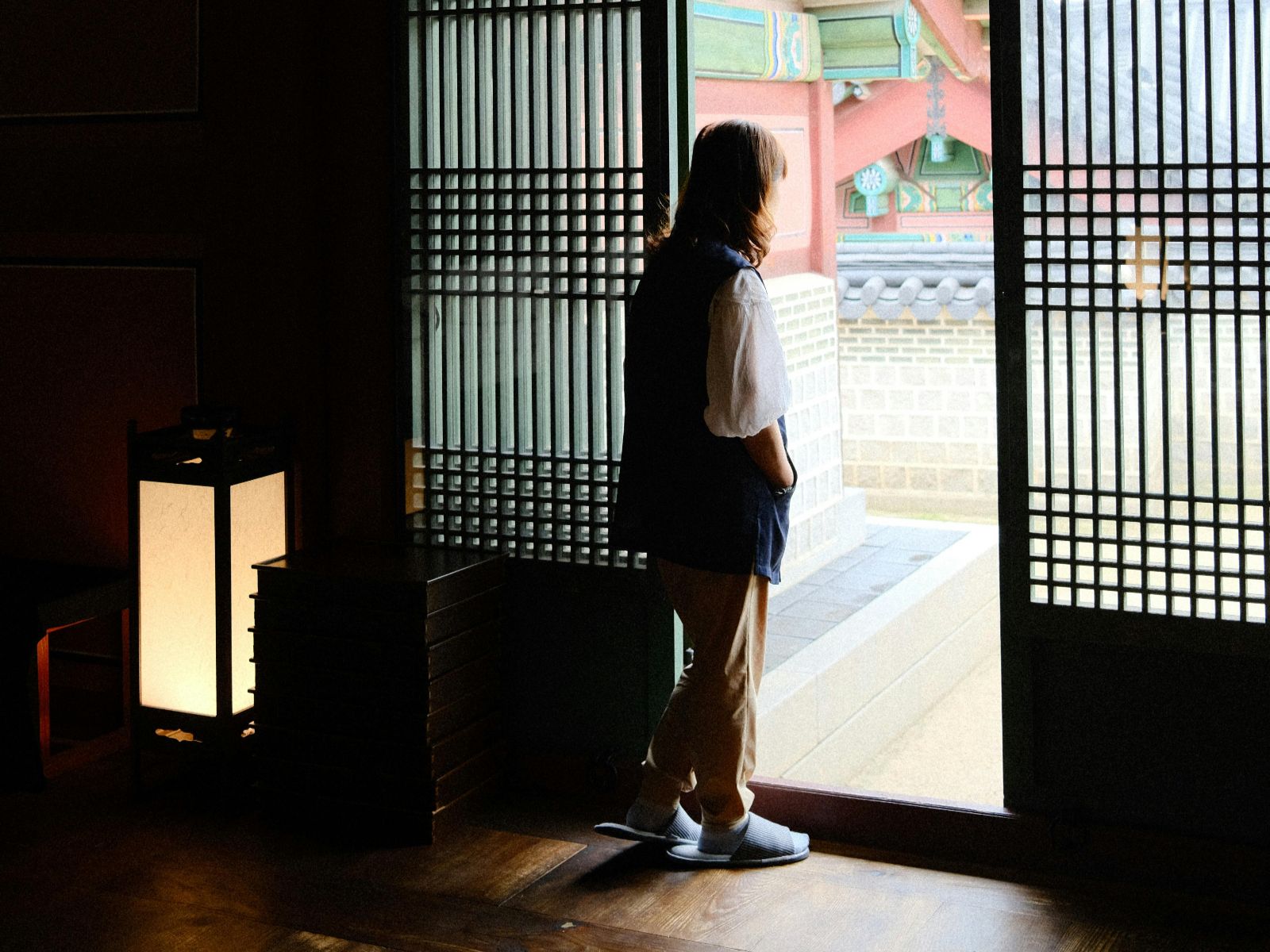 Rondreis Zuid-Korea, Mevrouw met slippers aan in huis