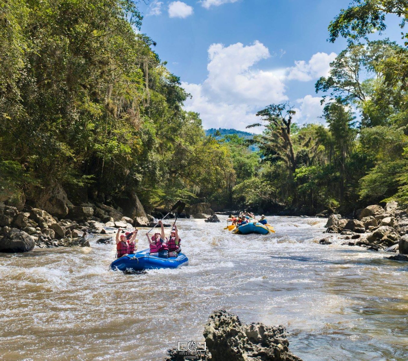 Rondreis Colombia, San Gil, excursie raften over de Fonce river, twee raftbootjes op de Fonce rivier