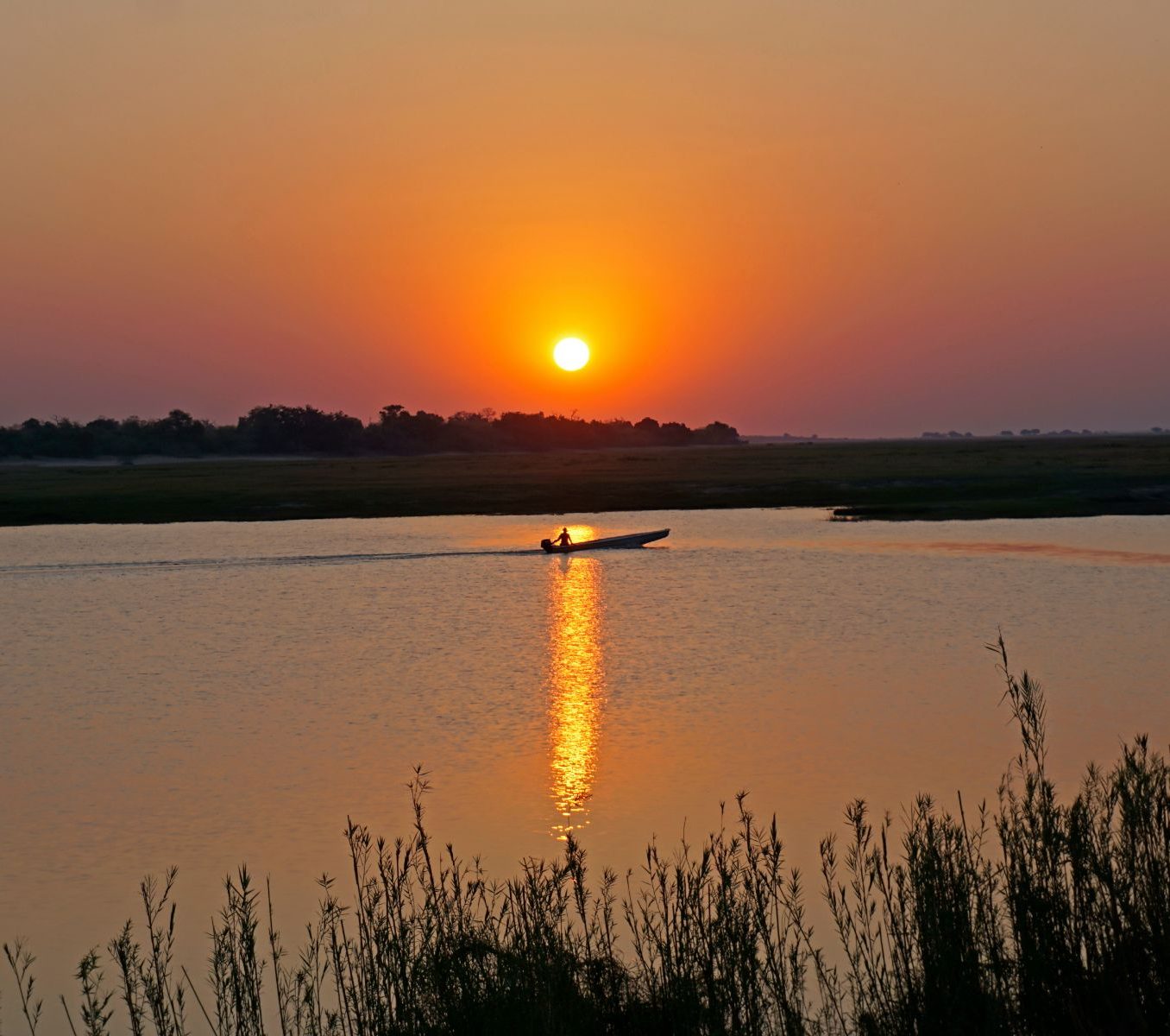 Rondreis Namibië, Divundu, Excursie Sundowner Boat Cruise, zonsondergang op de Okavango River