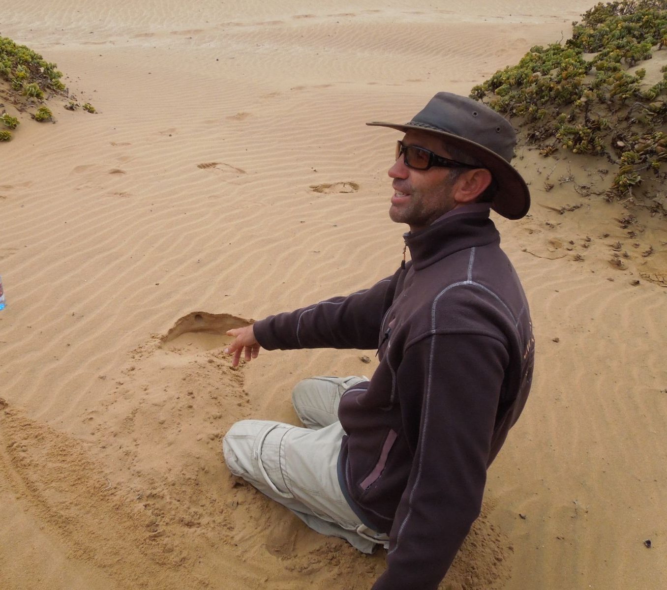 Rondreis Namibië, Swakopmund, excursie living desert tour, gids uitleg zandsteen