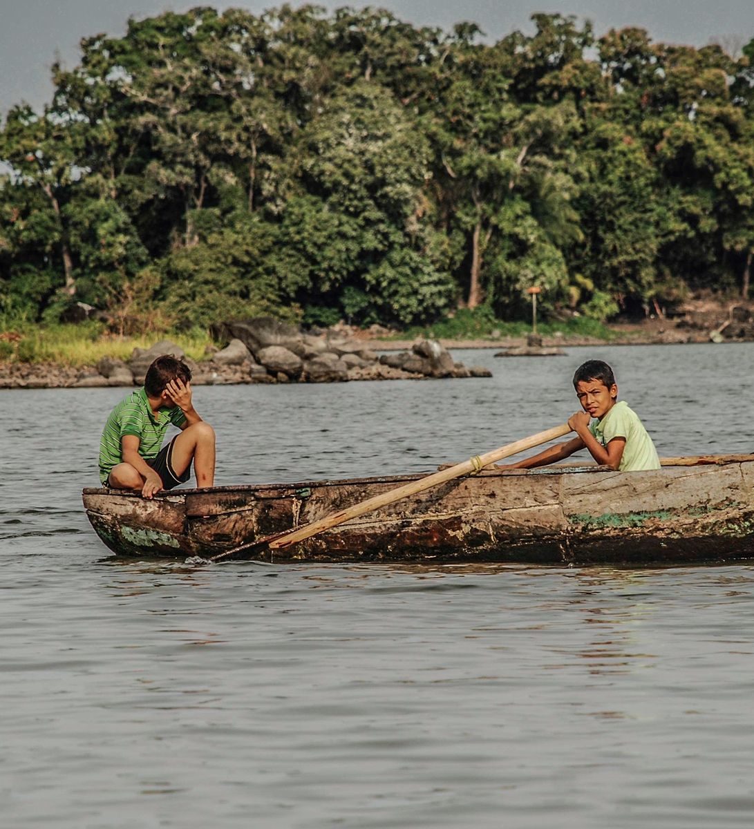 Rondreis Nicaragua, El Castillo, Kajakken in Indio Maíz, lokale kinderen op rivier Rondreis Nicaragua, El Castillo, Kajakken in Indio Maíz, lokale kinderen op rivier