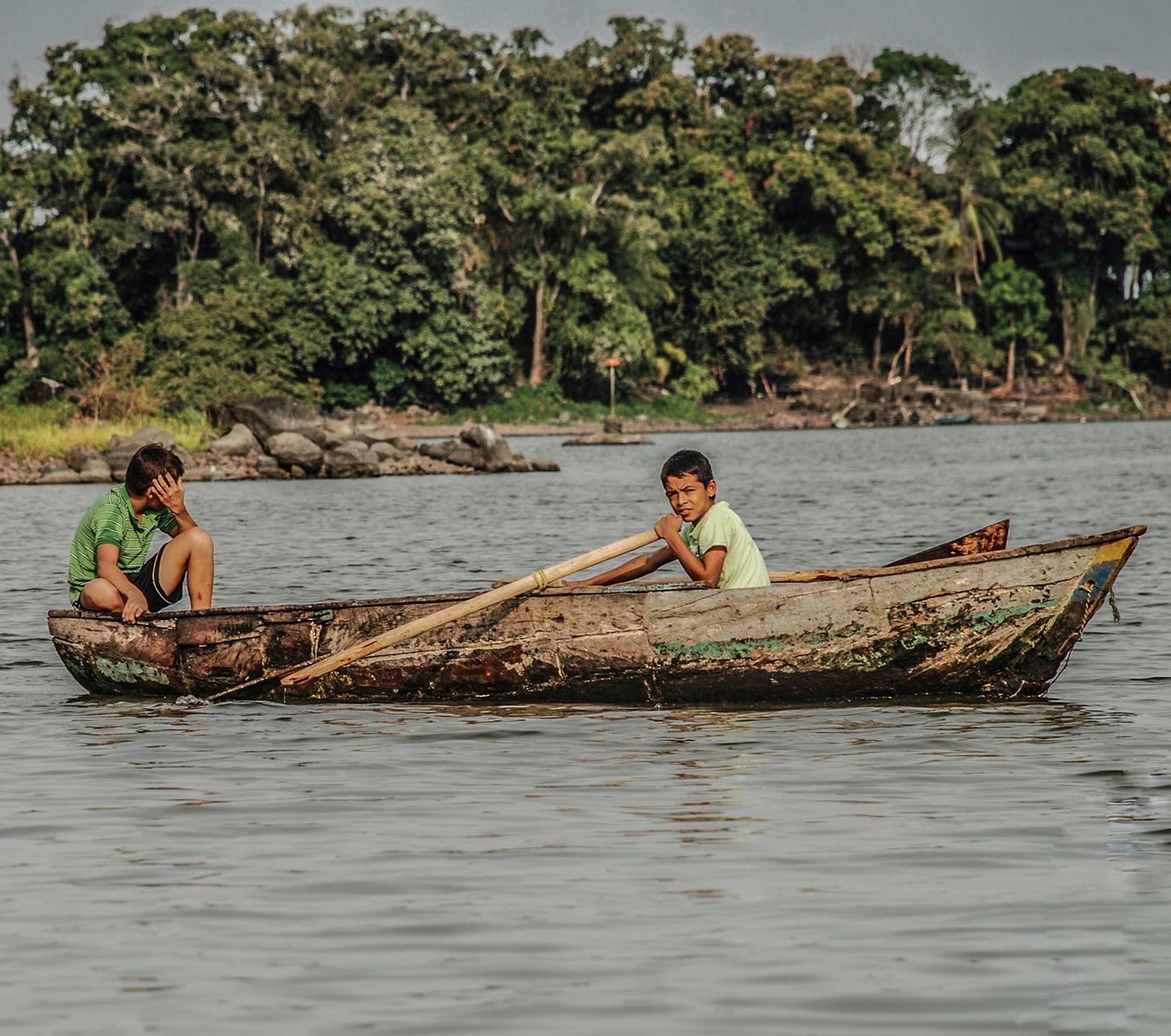 Rondreis Nicaragua, El Castillo, Kajakken in Indio Maíz, lokale kinderen op rivier