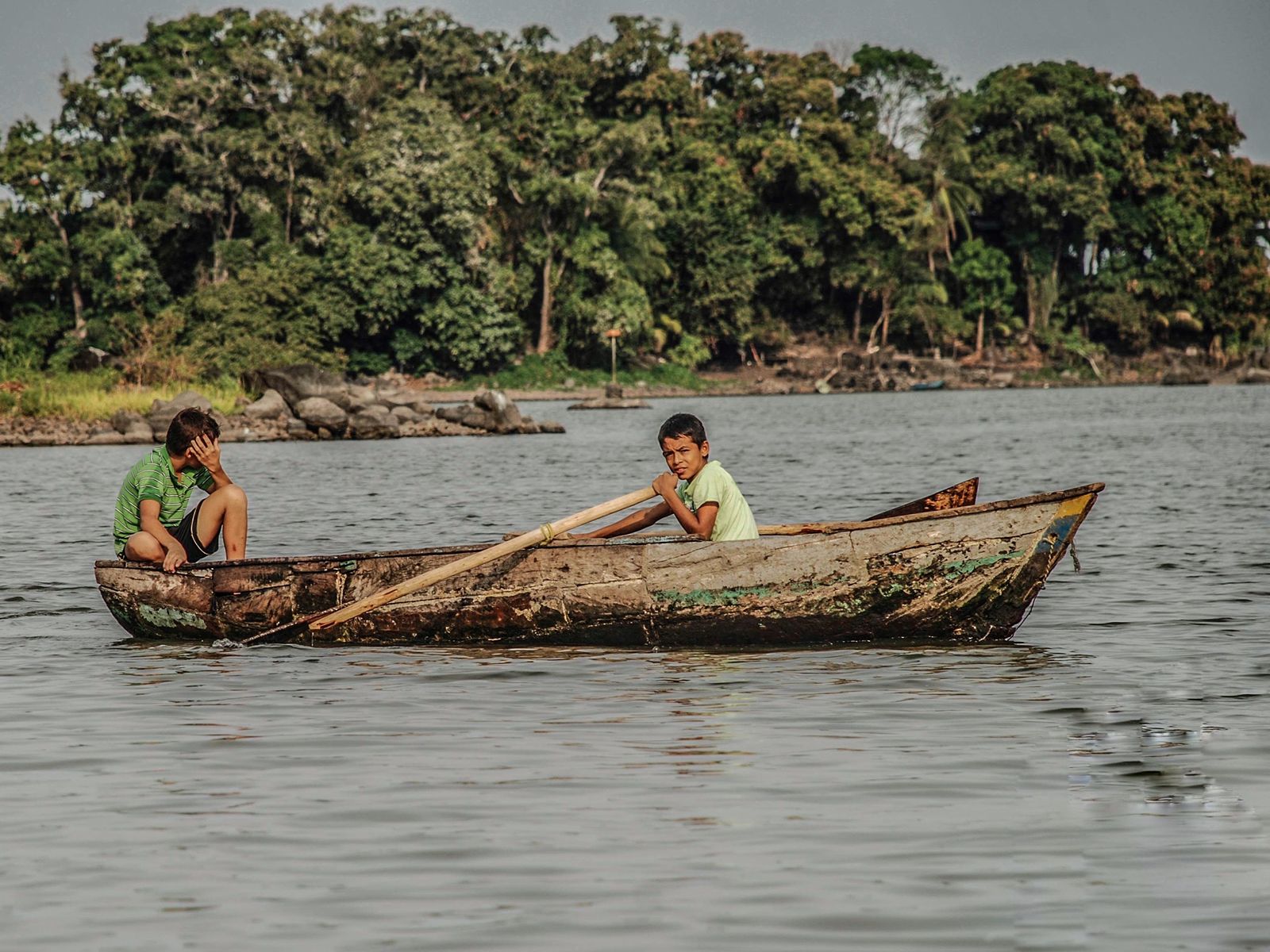 Rondreis Nicaragua, El Castillo, Kajakken in Indio Maíz, lokale kinderen op rivier