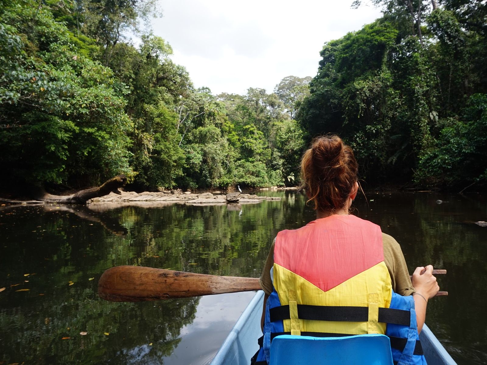 Rondreis Nicaragua, El Castillo, Kajakken in Indio Maíz, vrouw in kajak
