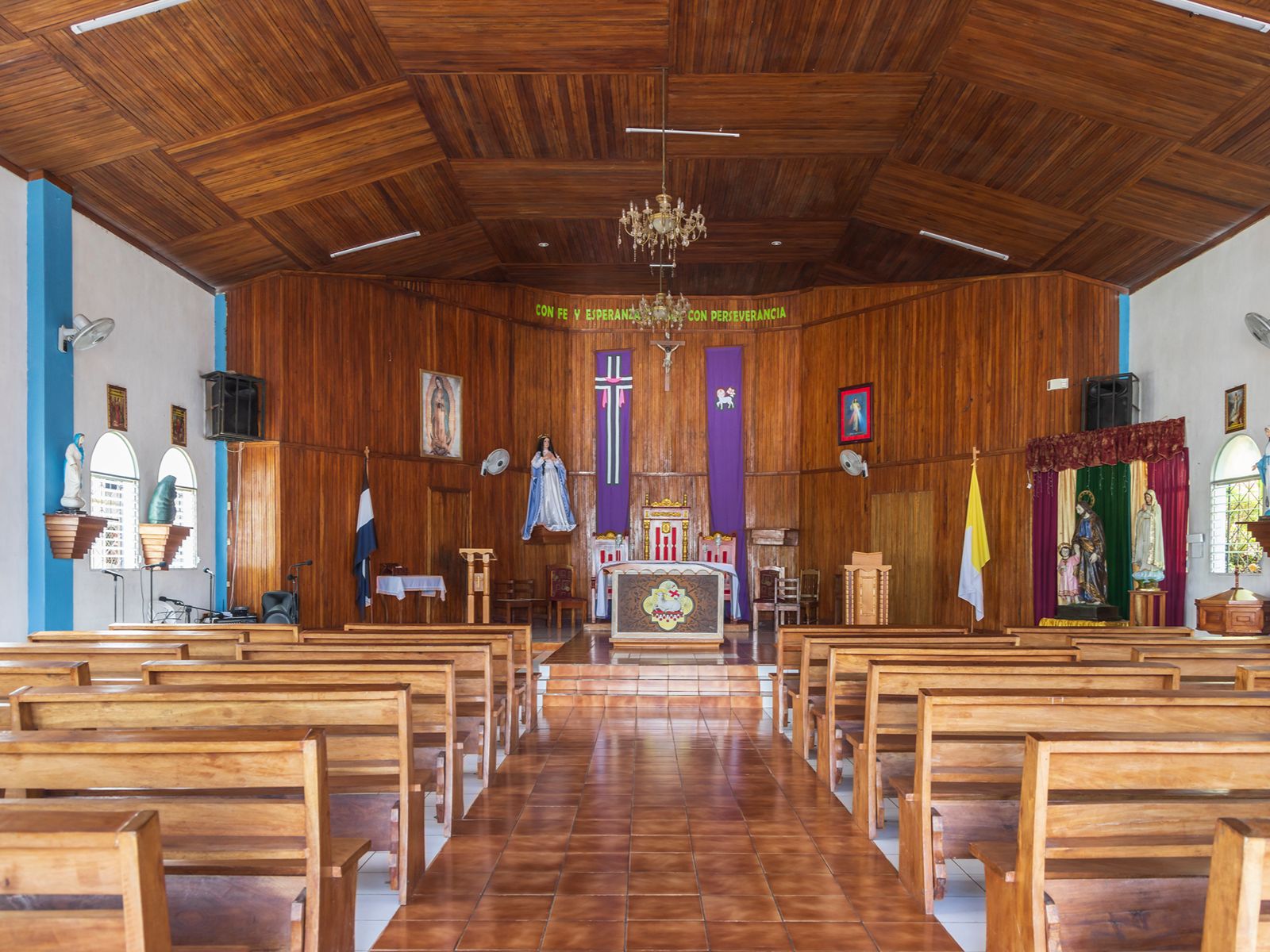 Rondreis Nicaragua, El Castillo, excursie El Castillo stadstour, binnenzijde kerkje