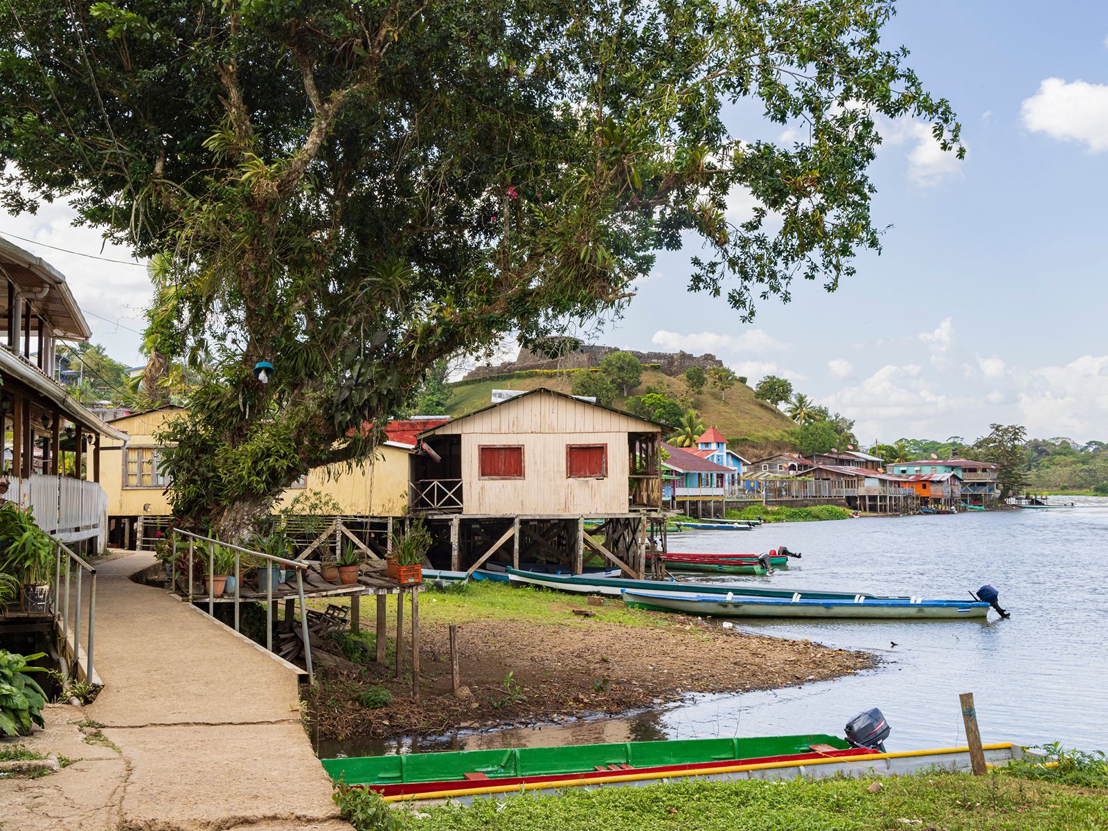 Rondreis Nicaragua, El Castillo, excursie El Castillo stadstour, huizen aan het water