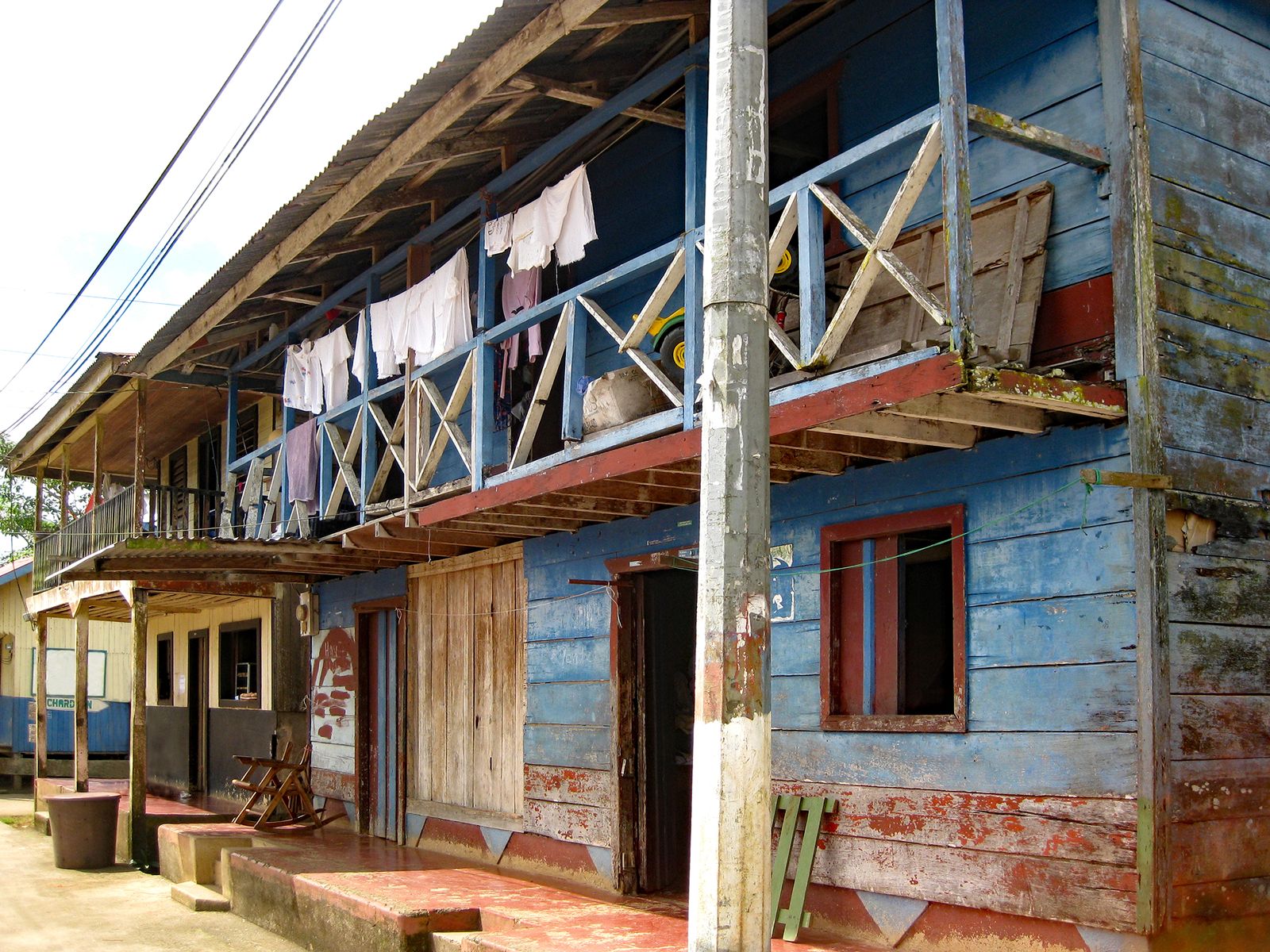 Rondreis Nicaragua, El Castillo, excursie El Castillo stadstour, kleurig huis in straat
