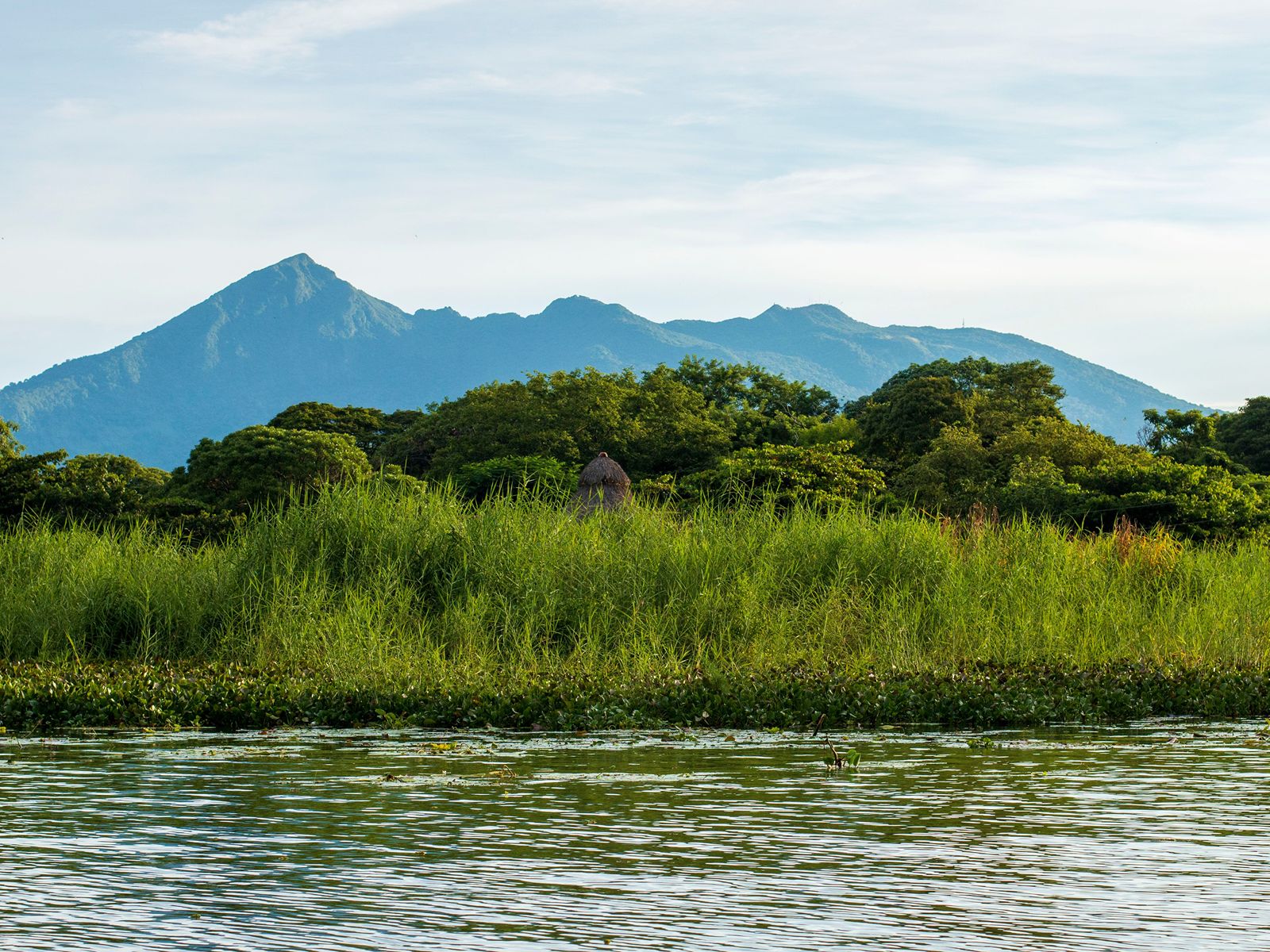 Rondreis Nicaragua, Granada, excursie varen Las Isletas, uitzicht op vulkaan