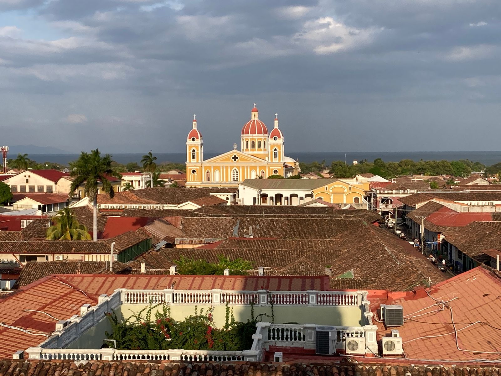 Rondreis Nicaragua, Granada, excursie wandeling door koloniaal Granada, uitzicht over stad vanaf La Merced-kerk