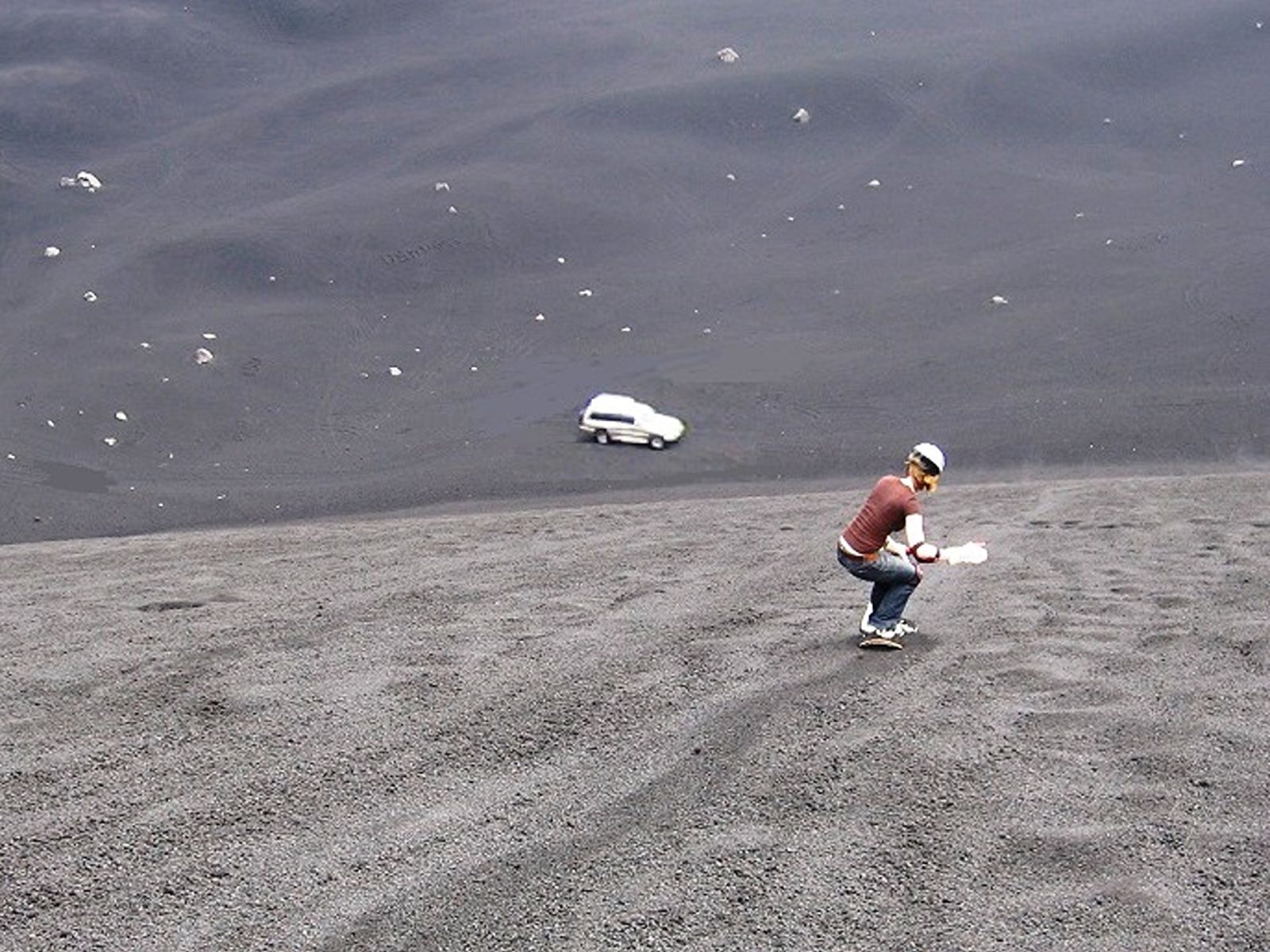 Rondreis Nicaragua, Leon, excursie vulkaanboarden Cerro Negro, persoon op helling
