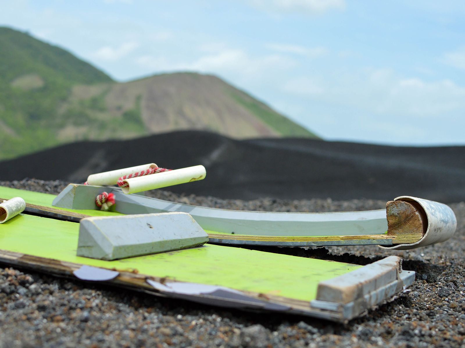 Rondreis Nicaragua, Leon, excursie vulkaanboarden Cerro Negro, sandboards bovenaan helling