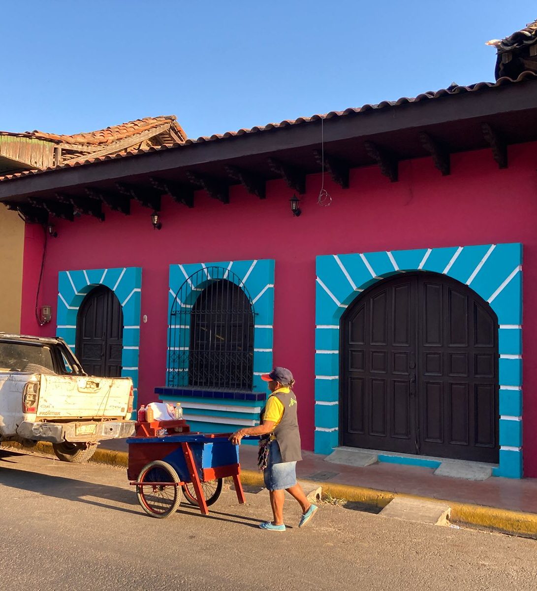 Rondreis Nicaragua, Leon, straatbeeld met gekleurde huizen Rondreis Nicaragua, Leon, straatbeeld met gekleurde huizen