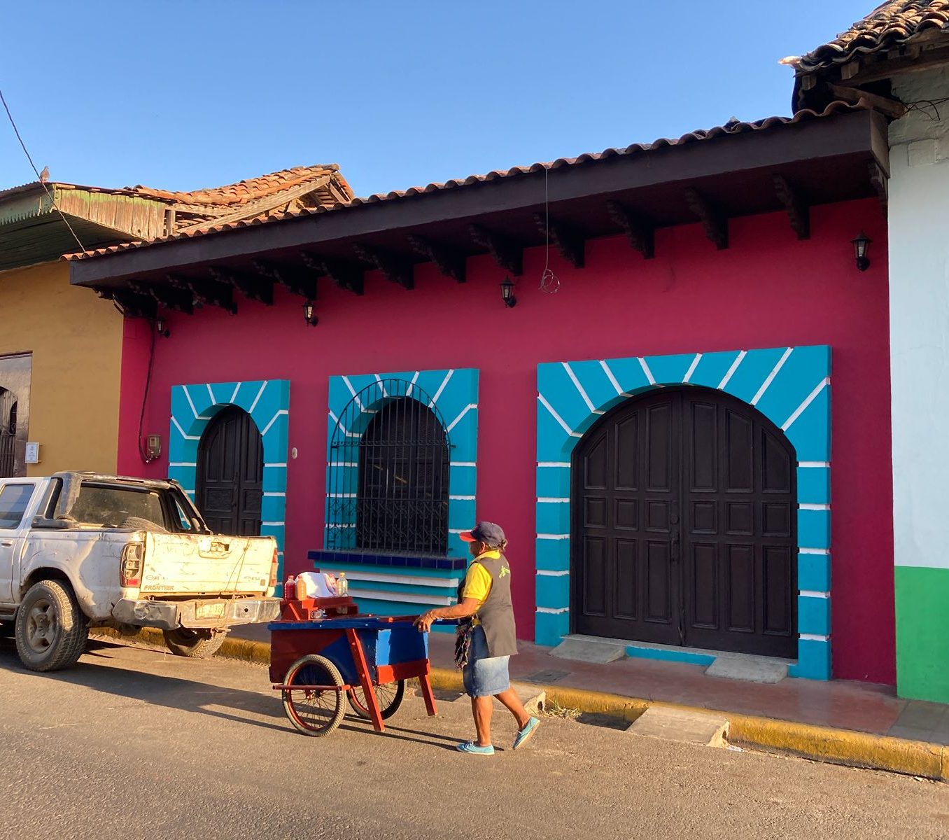 Rondreis Nicaragua, Leon, straatbeeld met gekleurde huizen