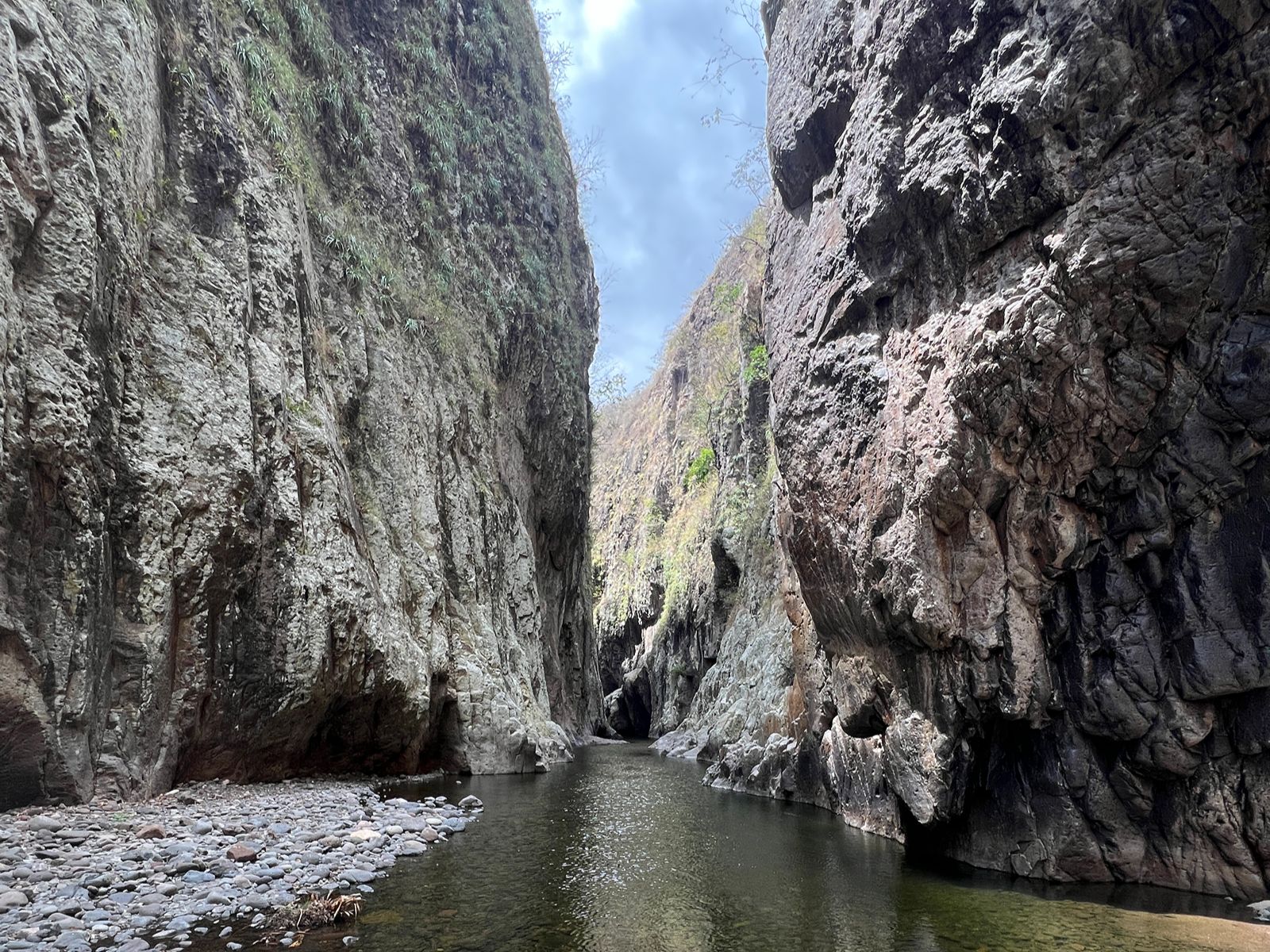 Rondreis Nicaragua, Madriz, excursie Somoto Canyon, hoge rotswanden