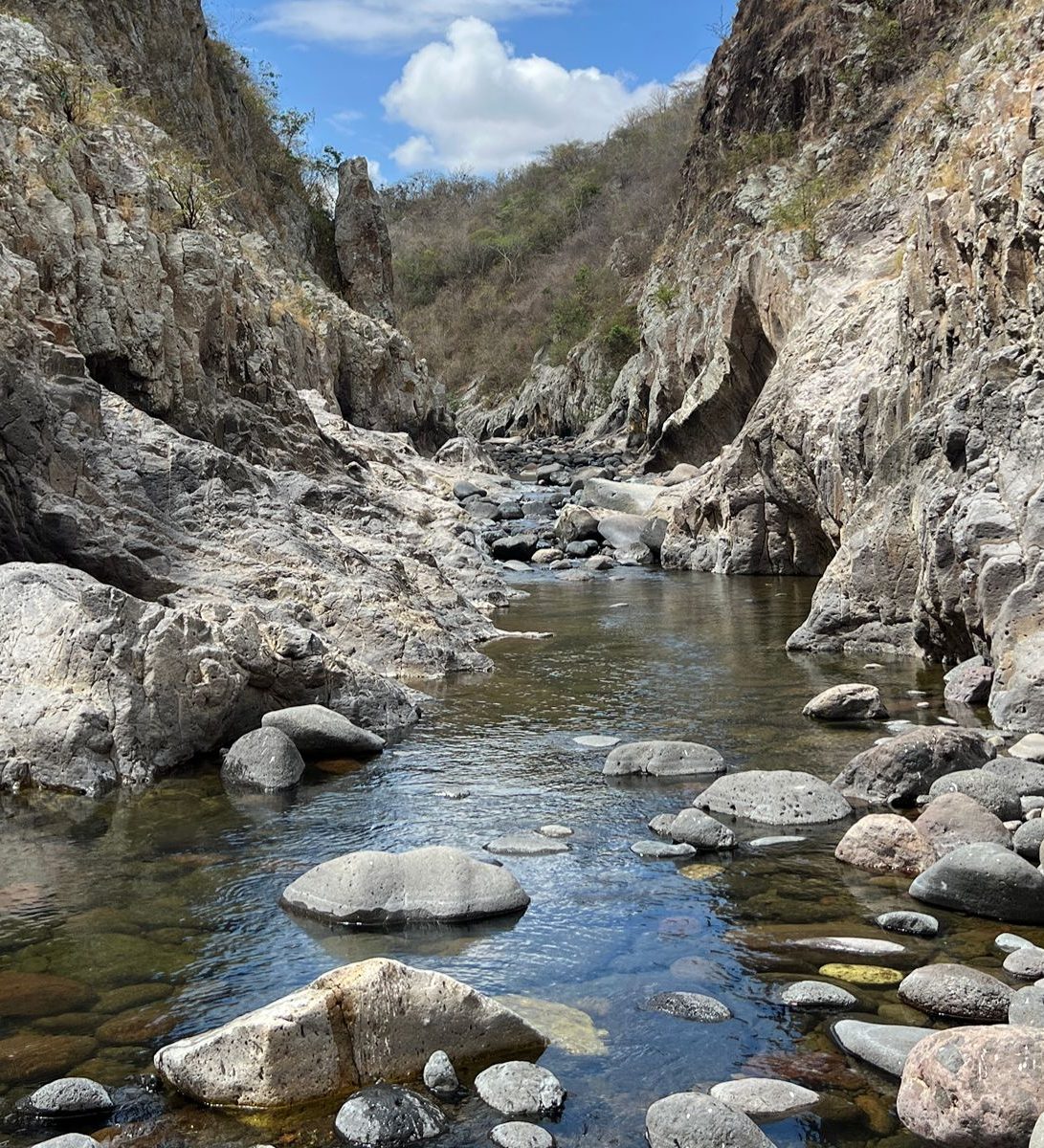 Rondreis Nicaragua, Madriz, excursie Somoto Canyon, klauteren over rotsen Rondreis Nicaragua, Madriz, excursie Somoto Canyon, klauteren over rotsen