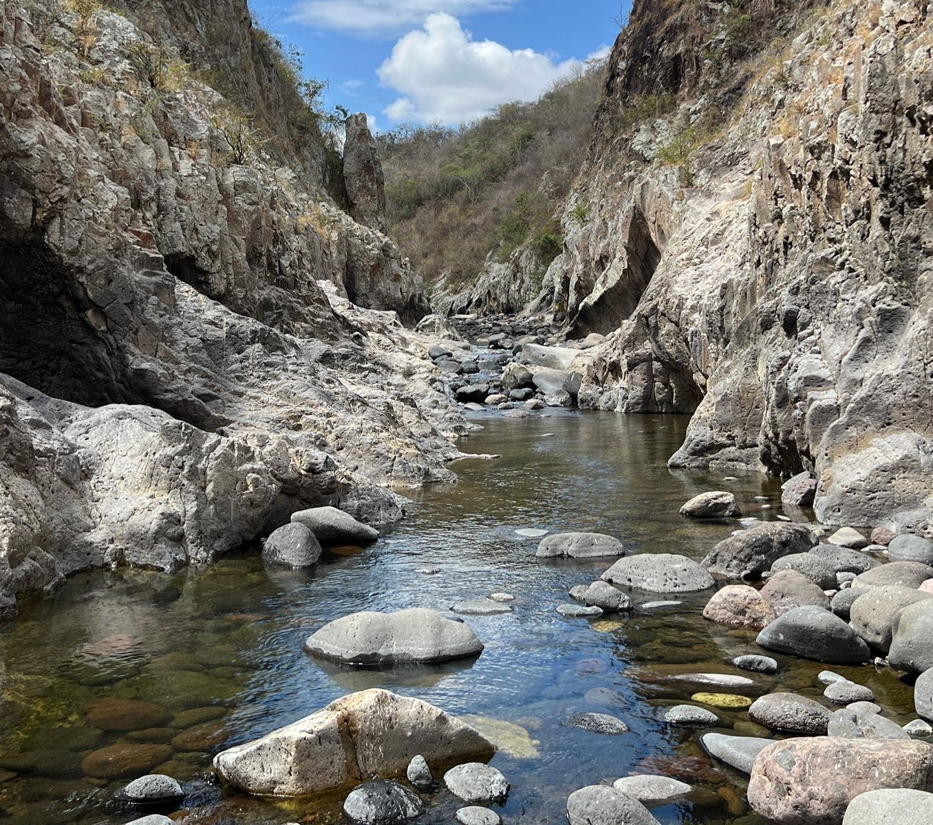 Rondreis Nicaragua, Madriz, excursie Somoto Canyon, klauteren over rotsen