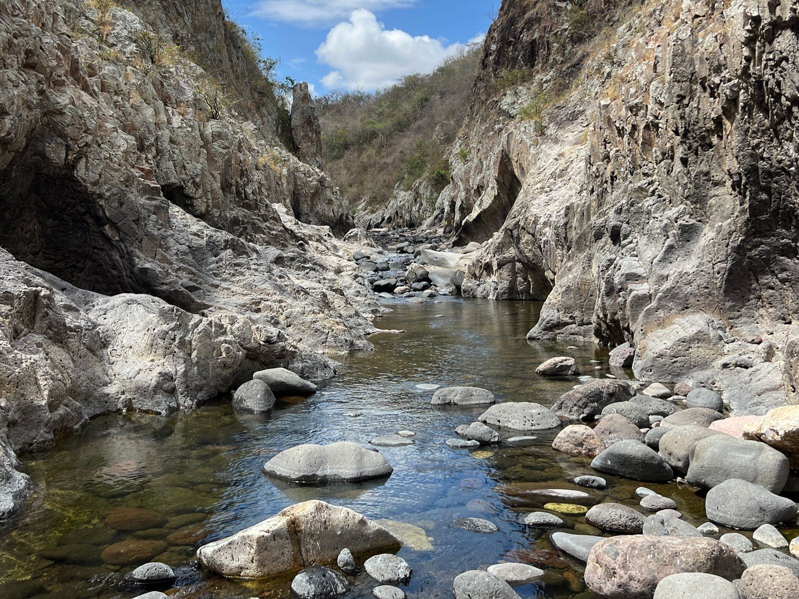 Rondreis Nicaragua, Madriz, excursie Somoto Canyon, klauteren over rotsen