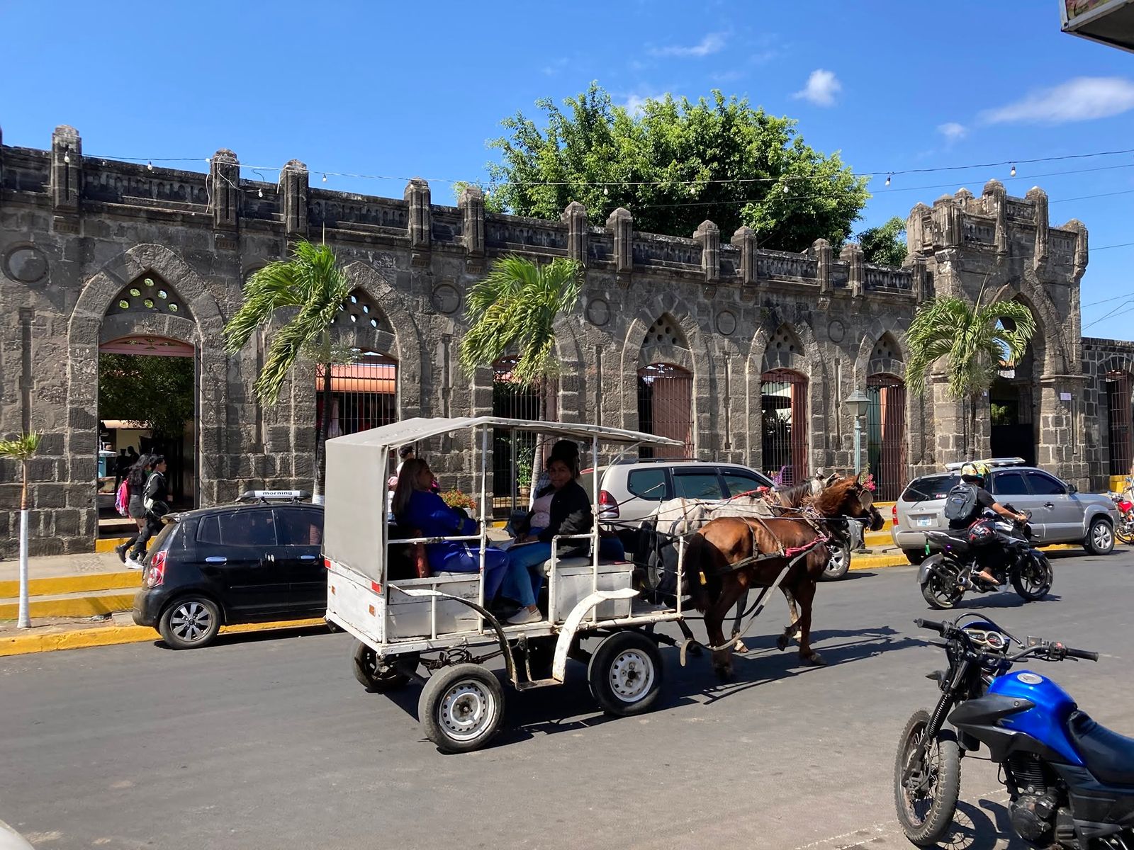 Rondreis Nicaragua, Masaya, excursie Masaya-vulkaan, Masaya stad straatbeeld voor marktgebouw