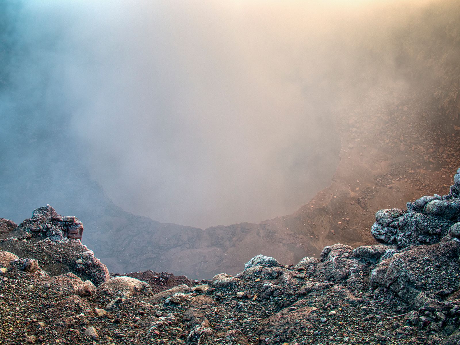 Rondreis Nicaragua, Mombacho vulkaan, excursie Mombacho crater trail, stomende krater