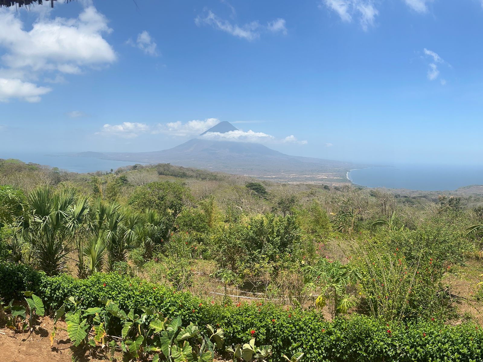 Rondreis Nicaragua, Ometepe Island, excursie beklim Maderas vulkaan, uitzicht onderweg over Ometepe