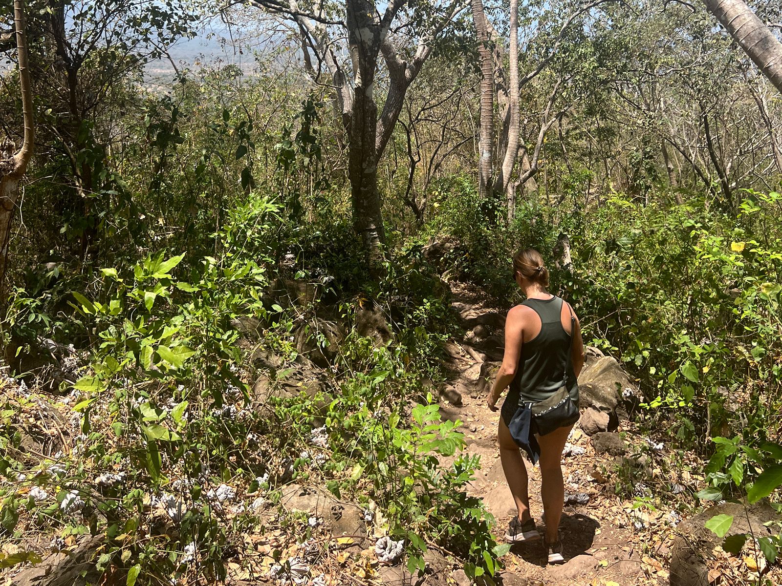 Rondreis Nicaragua, Ometepe Island, excursie beklim Maderas vulkaan, wandelaar op pad