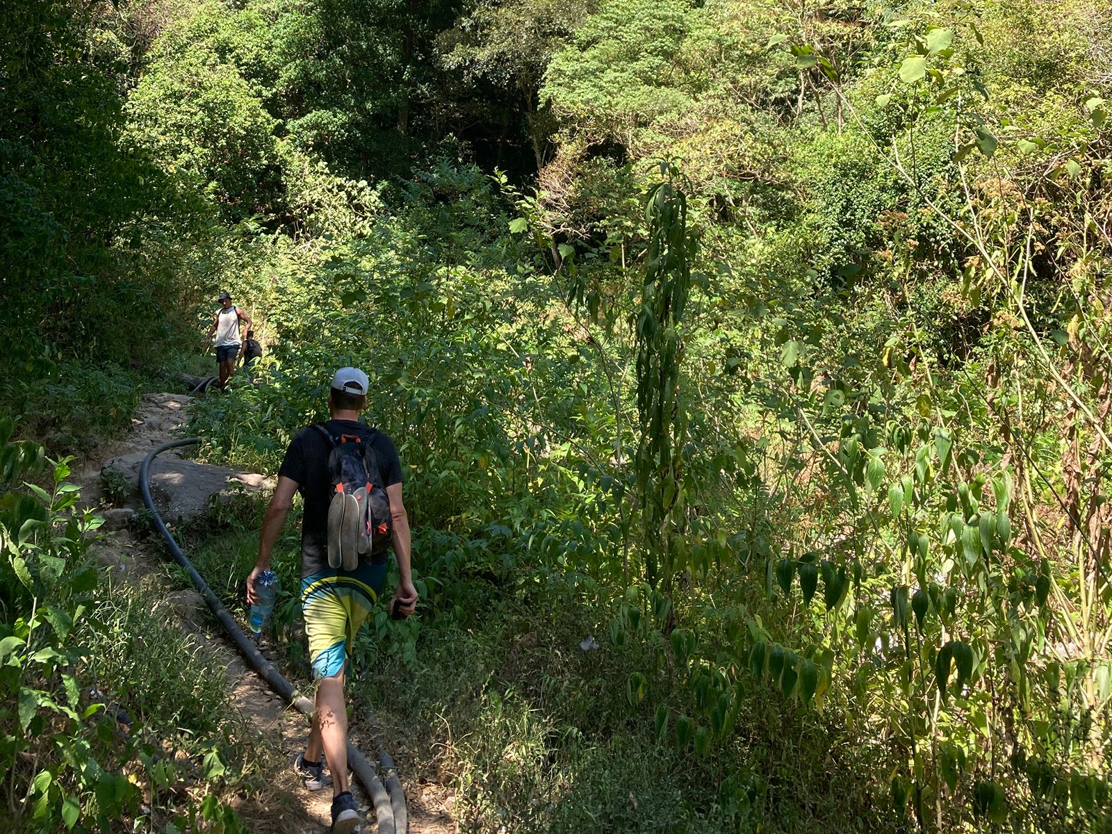 Rondreis Nicaragua, Ometepe Island, excursie hike San Ramon waterval, wandelpad persoon