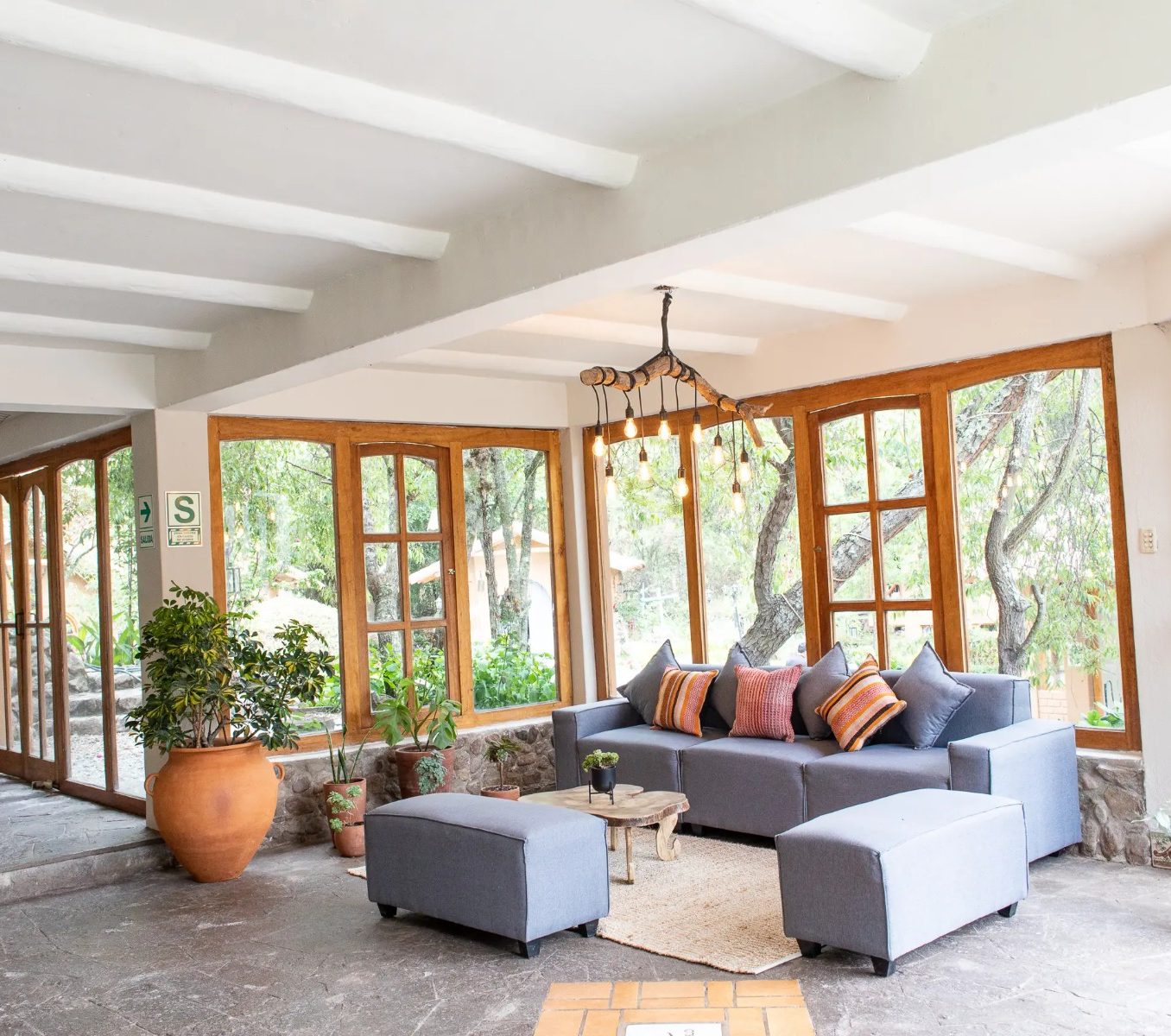 Rondreis-Peru-Heilige-Vallei-Urubamba-Tariq-Sacred-Valley-lounge-aspect-ratio-565-500