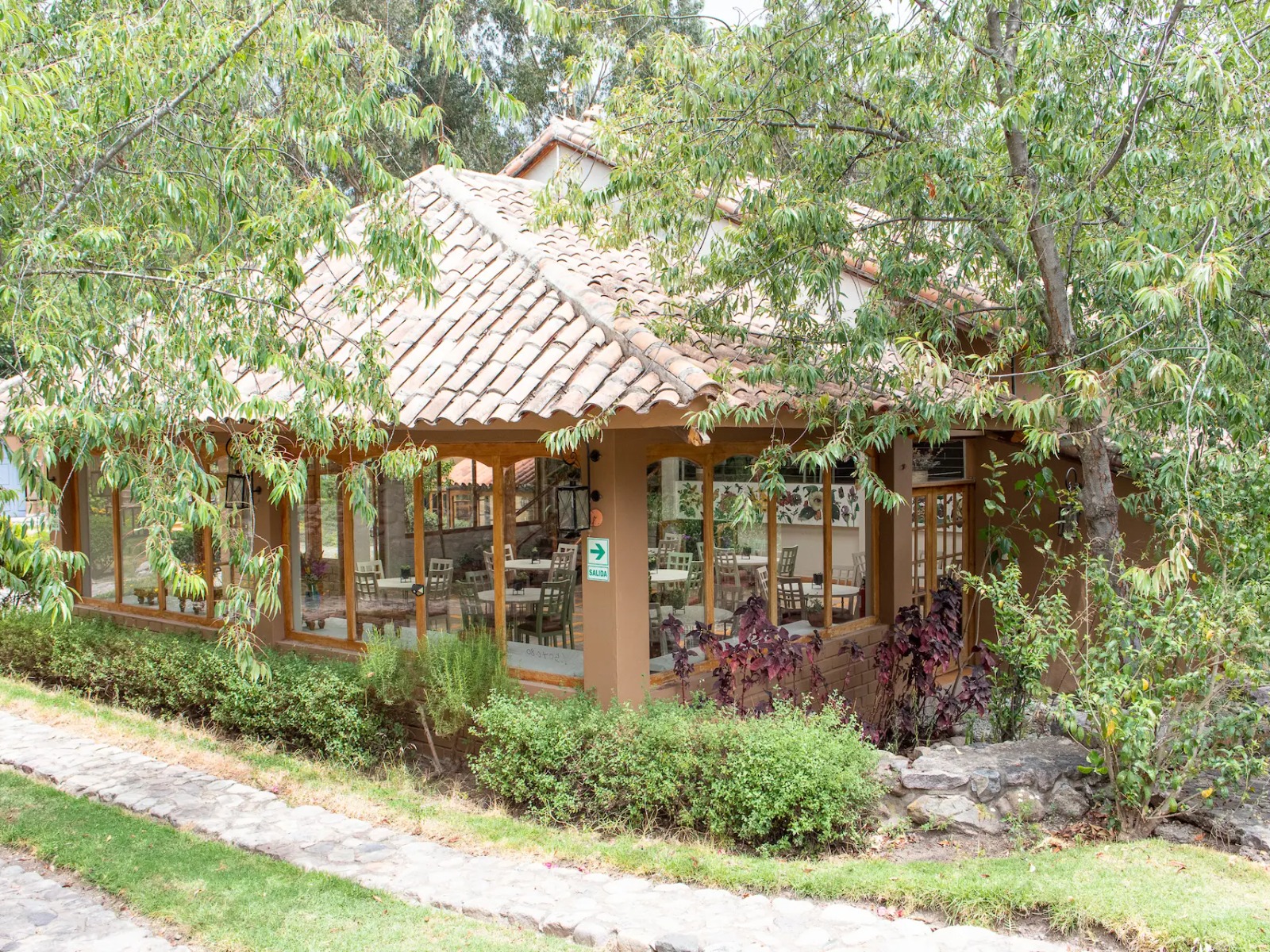 Rondreis Peru, Heilige Vallei, Urubamba, Tariq Sacred Valley, restaurant van buiten