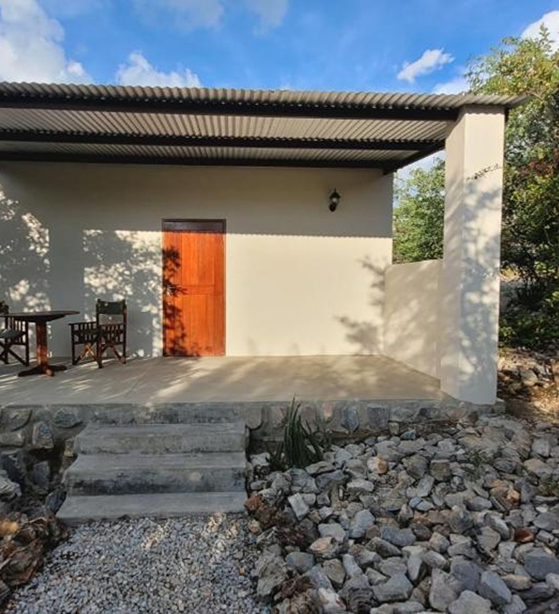 Rondreis Namibie, Etosha National park, Mondjila Safari Camp, chalet buitenaanzicht met tuin Rondreis Namibie, Etosha National park, Mondjila Safari Camp, chalet buitenaanzicht met tuin