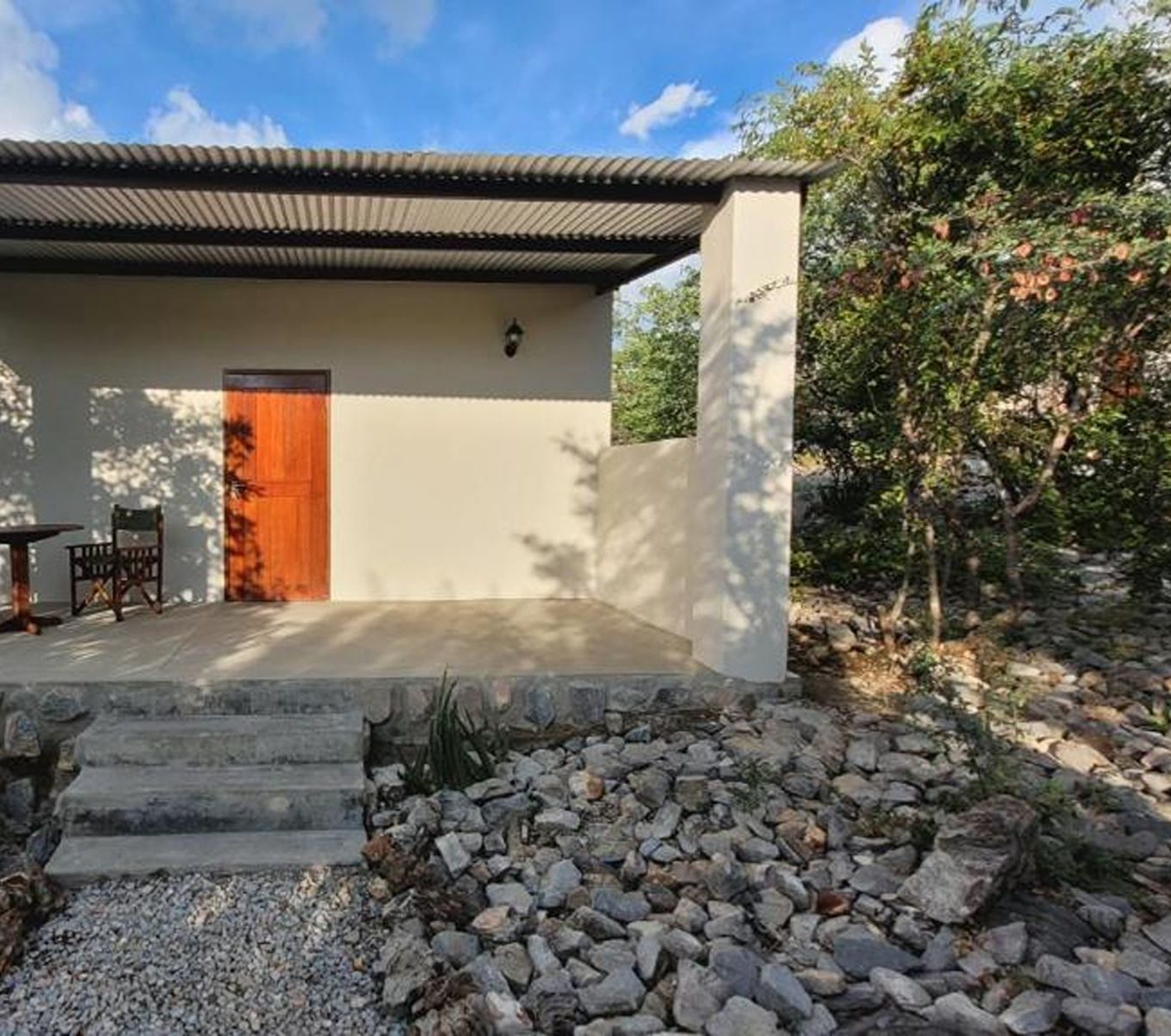 Rondreis Namibie, Etosha National park, Mondjila Safari Camp, chalet buitenaanzicht met tuin