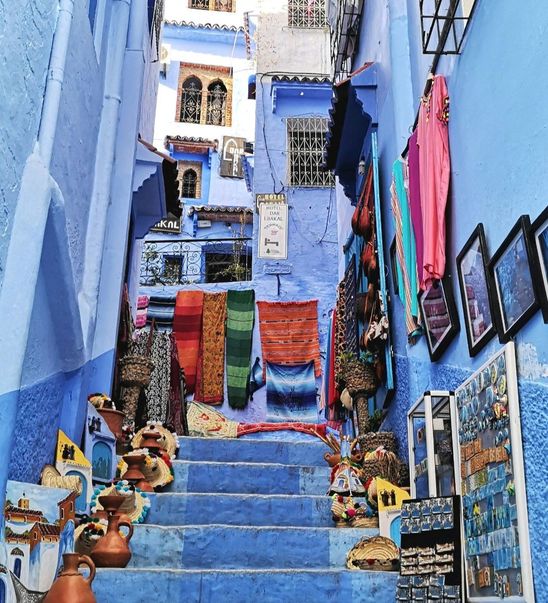 Rondreis-Marokko-Chefchaouen-Excursie-Chefchaouen-en-diner-Blauwe-straat-met-trap-en-kunstwerken-aspect-ratio-382-420