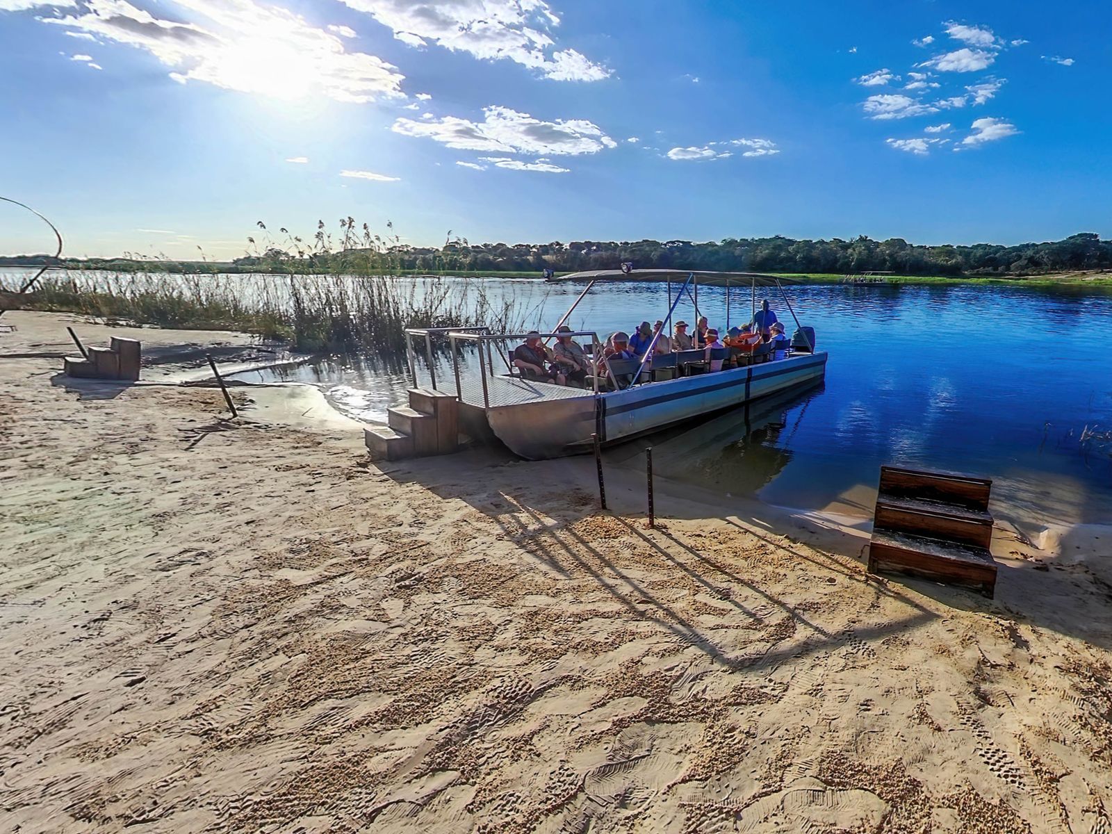 Rondreis Namibie, Okavango rivier, sunset cruise excursie, boot aan oever