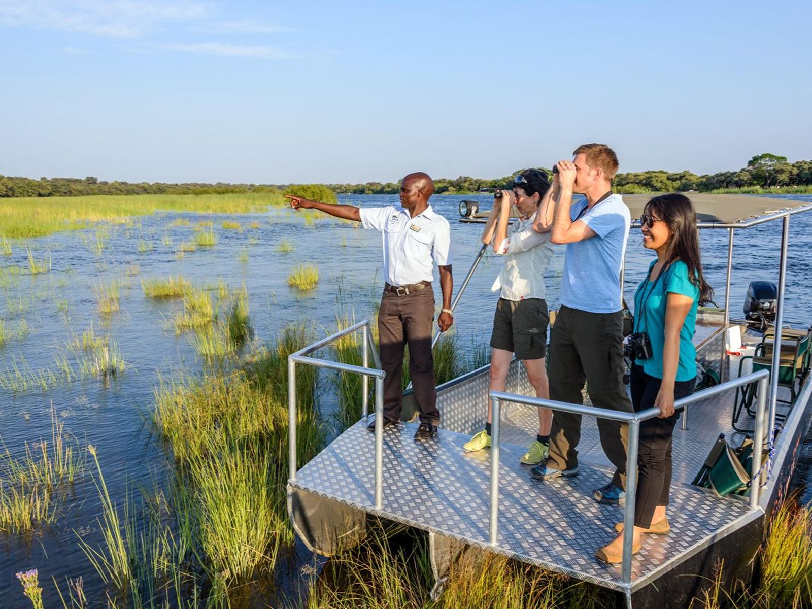 Rondreis Namibie, Okavango rivier, sunset cruise excursie, boot op okavango met gids