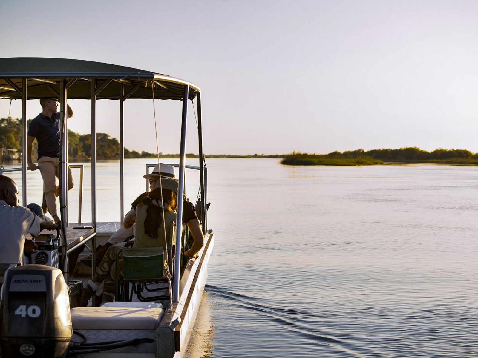 Rondreis Namibie, Okavango rivier, sunset cruise excursie, boot op okavango