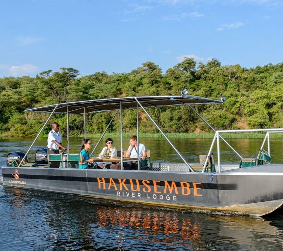 Rondreis Namibie, Okavango rivier, sunset cruise excursie, boot aan oever