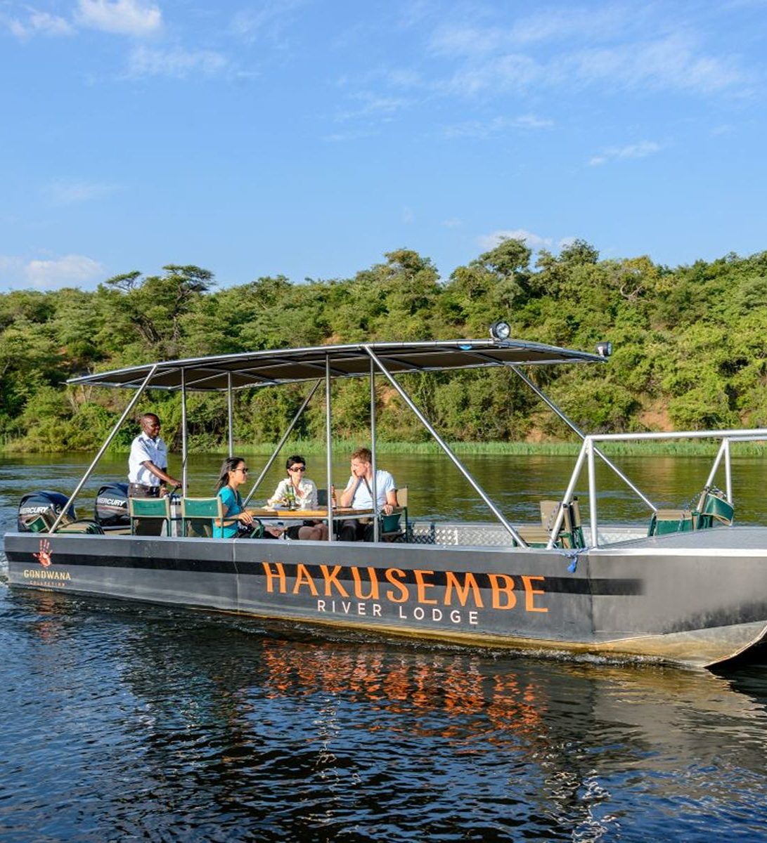 Rondreis-Namibie-Okavango-rivier-sunset-cruise-excursie-boot-op-rivier-aspect-ratio-382-420 Rondreis Namibie, Okavango rivier, sunset cruise excursie, boot aan oever
