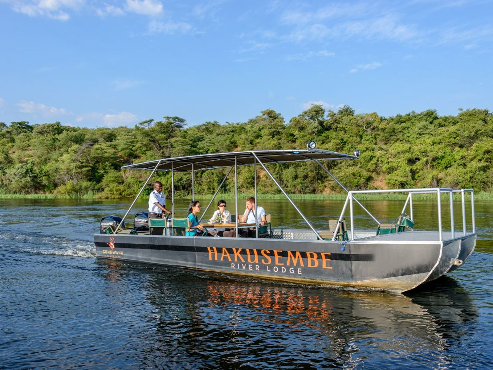 Rondreis Namibie, Okavango rivier, sunset cruise excursie, boot op rivier