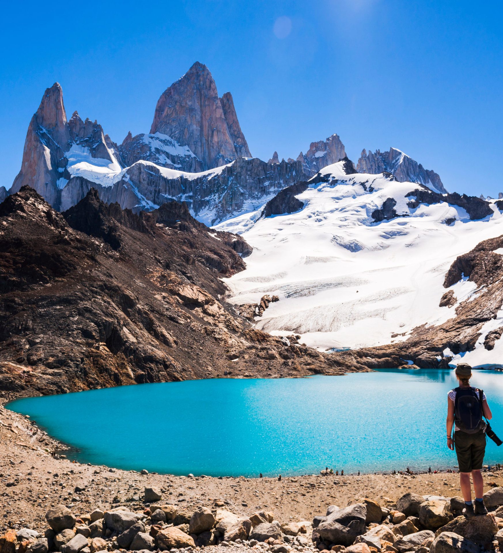 Rondreis-Argentinie-El-Chalten-Patagonie-hiker-kijkt-naar-Mount-Fitz-Roy-en-Laguna-de-los-Tres