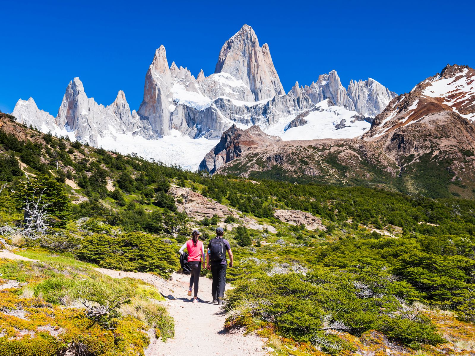 Rondreis Argentinië, El Chalten, wandelende mensen bij mount Fitz Roy
